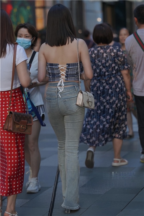 戴墨镜的牛仔裤美女(85P)[1.02G/JPG]