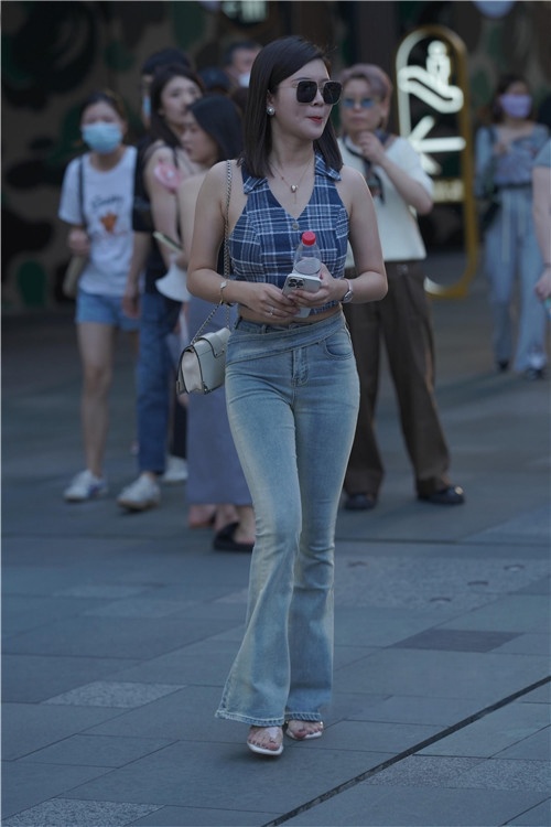 戴墨镜的牛仔裤美女(85P)[1.02G/JPG]