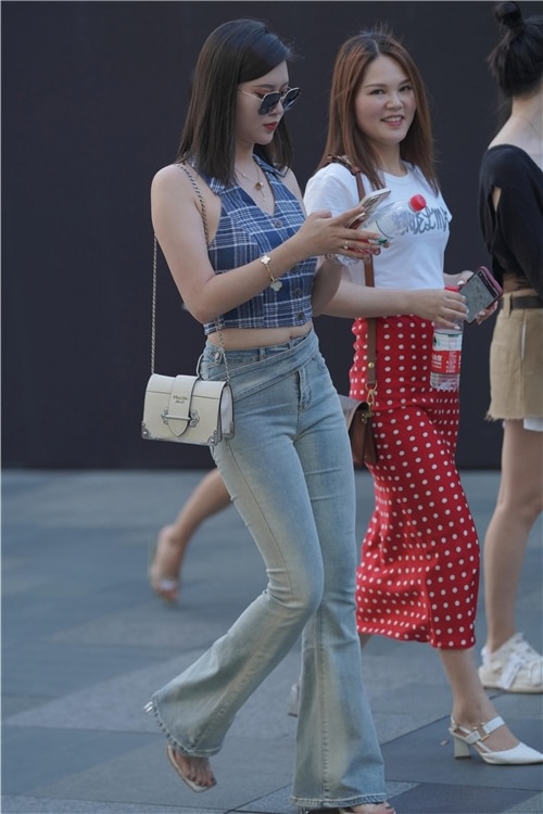 戴墨镜的牛仔裤美女(85P)[1.02G/JPG]