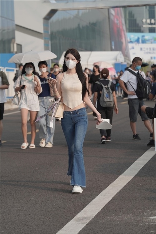 版型很好的蓝色紧身牛仔裤，还露着腰(79P)[0.99G/JPG]