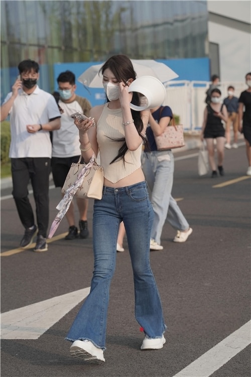 版型很好的蓝色紧身牛仔裤，还露着腰(79P)[0.99G/JPG]