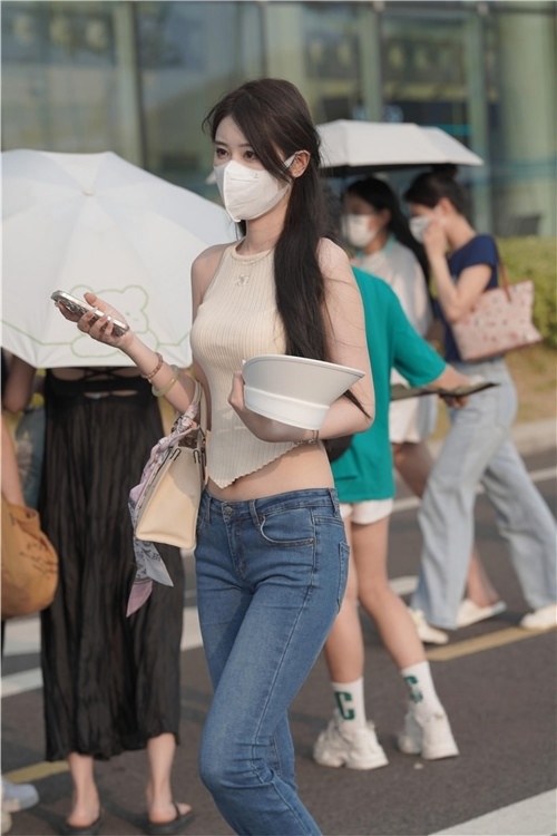 版型很好的蓝色紧身牛仔裤，还露着腰(79P)[0.99G/JPG]