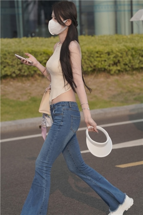 版型很好的蓝色紧身牛仔裤，还露着腰(79P)[0.99G/JPG]