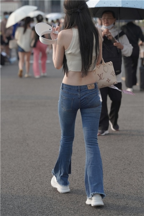 版型很好的蓝色紧身牛仔裤，还露着腰(79P)[0.99G/JPG]