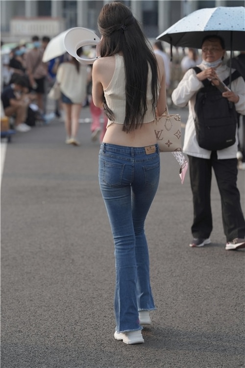 版型很好的蓝色紧身牛仔裤，还露着腰(79P)[0.99G/JPG]