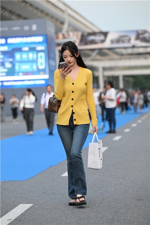 黄衣针织线衣紧牛美女尽显好身材(56P)[1.18G/JPG]