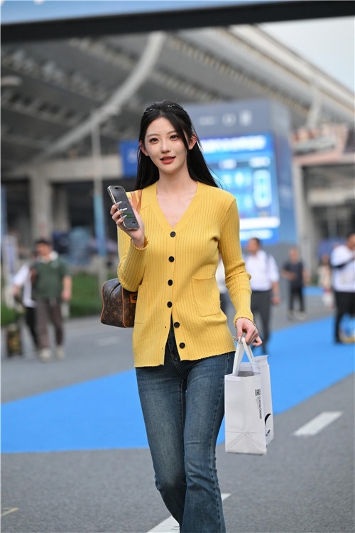 黄衣针织线衣紧牛美女尽显好身材(56P)[1.18G/JPG]