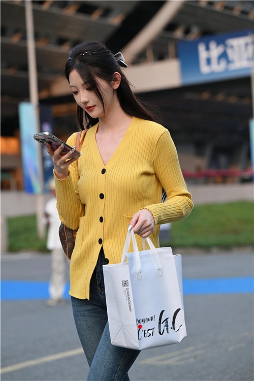 黄衣针织线衣紧牛美女尽显好身材(56P)[1.18G/JPG]
