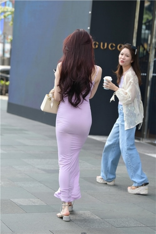精致小姐姐一身紧身包臀长裙，尽显妙曼身材(84P)[1.98G/JPG]