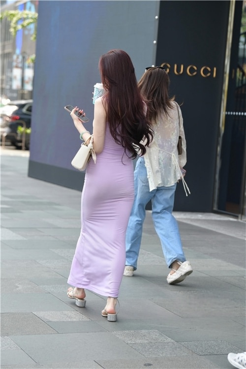 精致小姐姐一身紧身包臀长裙，尽显妙曼身材(84P)[1.98G/JPG]
