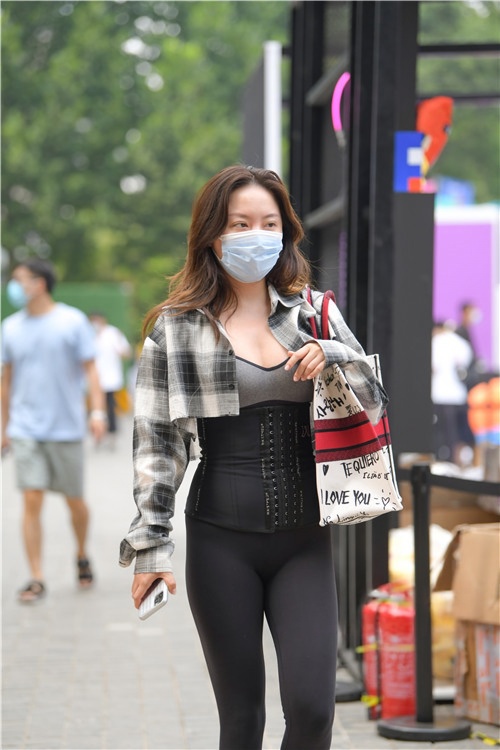 束腰黑紧裤小姐姐(43P)[516M/JPG]