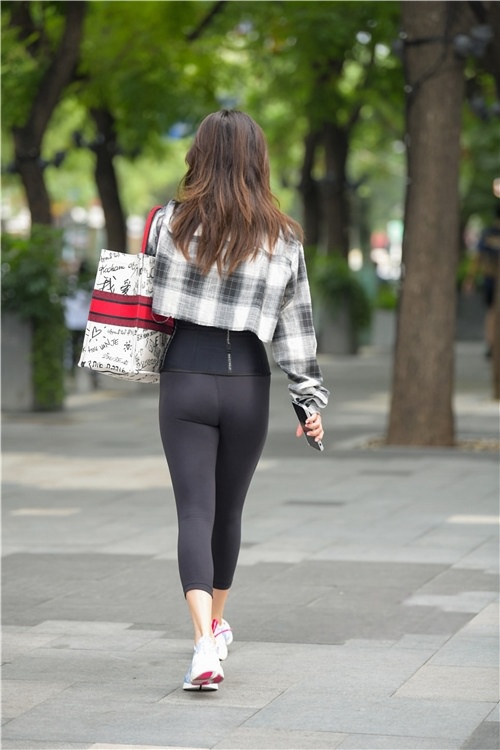 束腰黑紧裤小姐姐(43P)[516M/JPG]