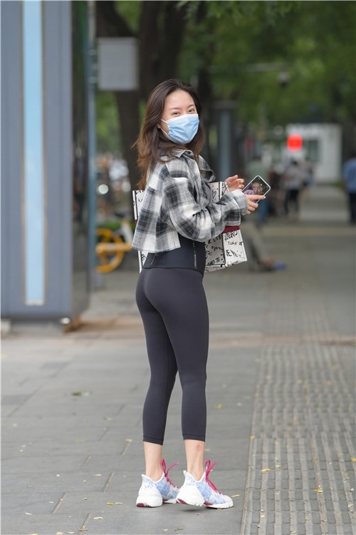 束腰黑紧裤小姐姐(43P)[516M/JPG]