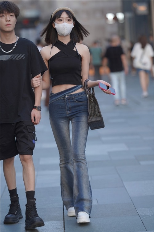 苗条臀部圆润美女紧身蓝色牛仔裤(81P)[116M/JPG]