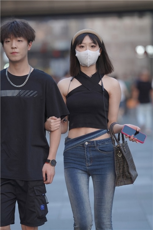 苗条臀部圆润美女紧身蓝色牛仔裤(81P)[116M/JPG]
