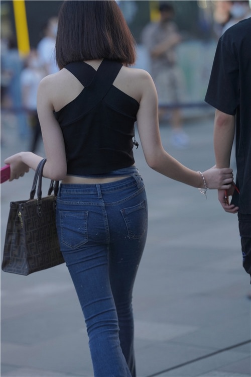 苗条臀部圆润美女紧身蓝色牛仔裤(81P)[116M/JPG]