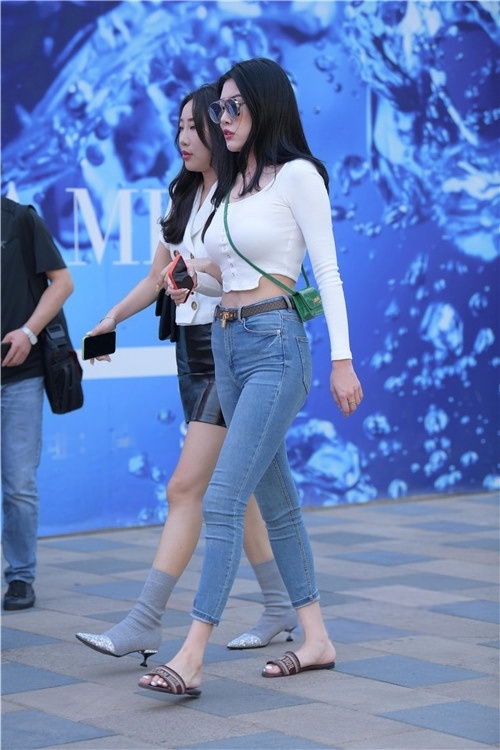 戴墨镜的紧牛美女(113P)[3.16G/JPG]