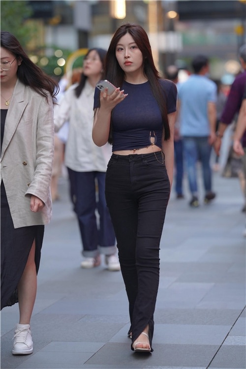 黑色牛仔裤小姐姐(53P)[660M/JPG]