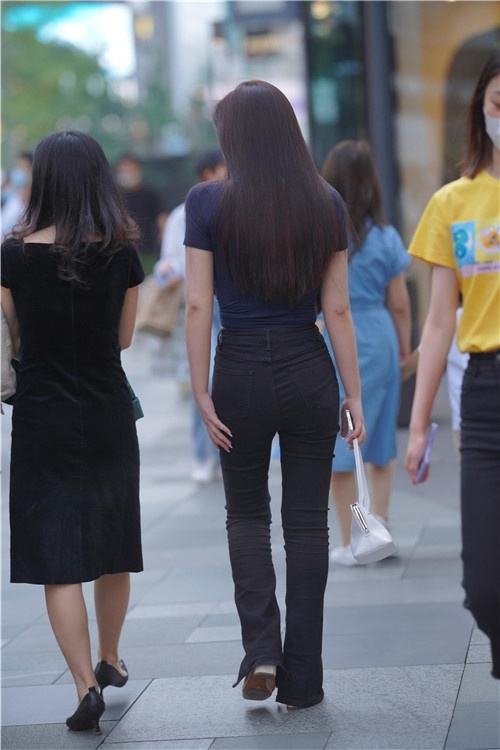 黑色牛仔裤小姐姐(53P)[660M/JPG]