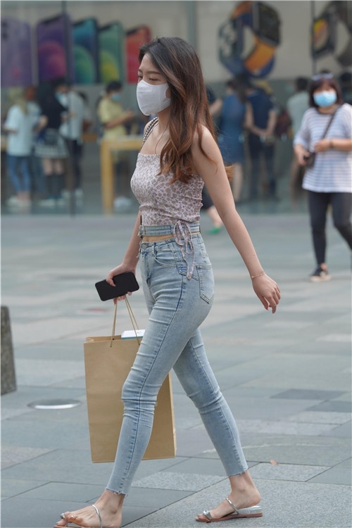 紧身牛仔裤美女(64P)[703M/JPG]