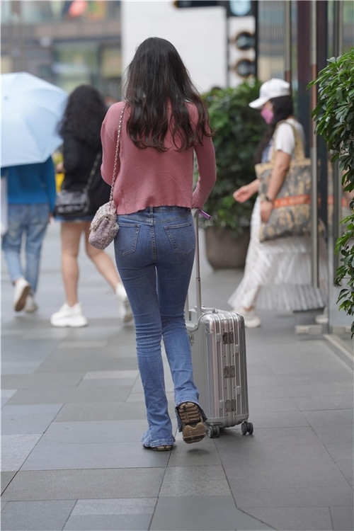 宽臀细腿紧身牛仔裤美女(72P)[964M/JPG]