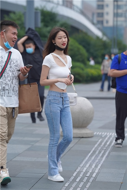苗头紧身牛仔裤露着小蛮腰(18P)[199M/JPG]