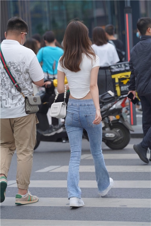 苗头紧身牛仔裤露着小蛮腰(18P)[199M/JPG]