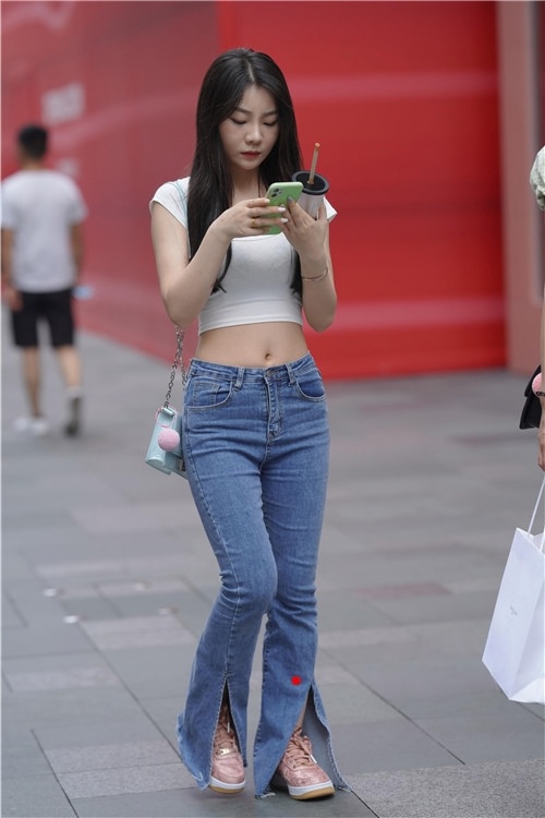 露腰紧牛美女(29P)[434M/JPG]