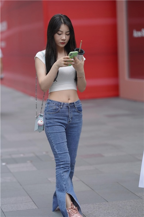露腰紧牛美女(29P)[434M/JPG]