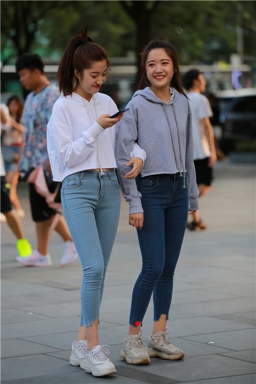 双胞胎紧身牛仔裤是一样的迷人(112P)[572M/JPG]