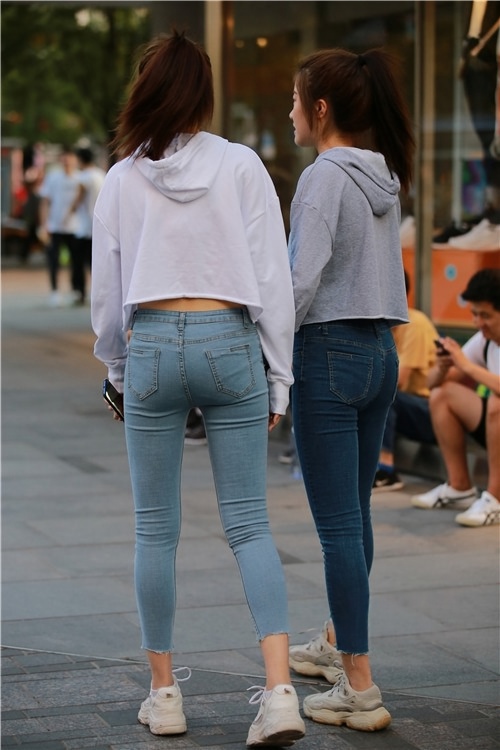 双胞胎紧身牛仔裤是一样的迷人(112P)[572M/JPG]