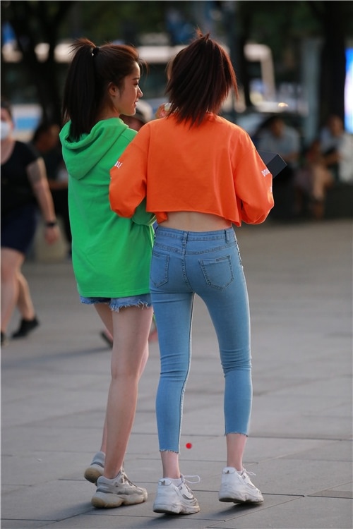 双胞胎紧身牛仔裤是一样的迷人(112P)[572M/JPG]