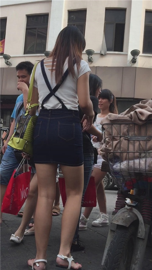 牛仔背带裙小妹[383M/MP4]