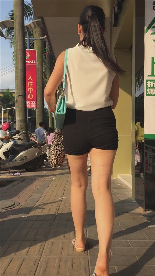 深黑短裤小妹走的急[483M/MP4]