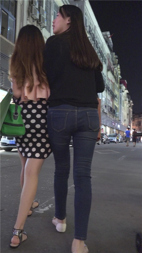 长发蓝色紧身牛仔裤美女和闺蜜逛街[403M/MP4]
