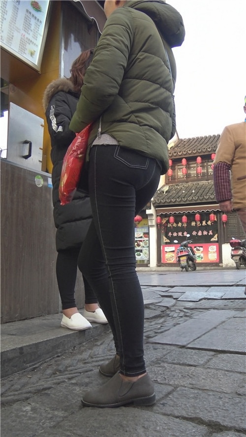 黑色紧身牛仔裤妹子[3.41G/MP4]