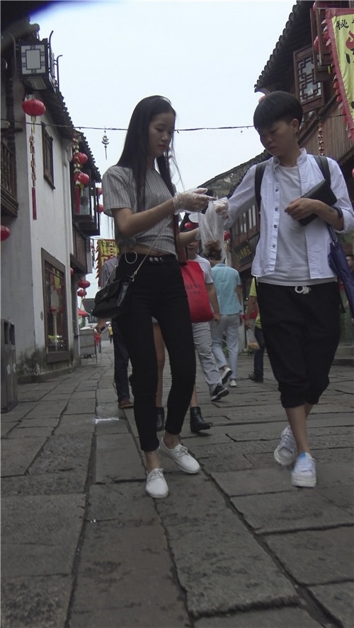 街拍黑色紧身裤长发小姐姐[3.76G/MP4]