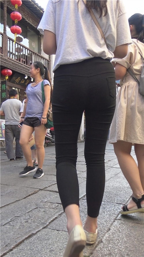 黑色紧身裤妹子[990M/MP4]