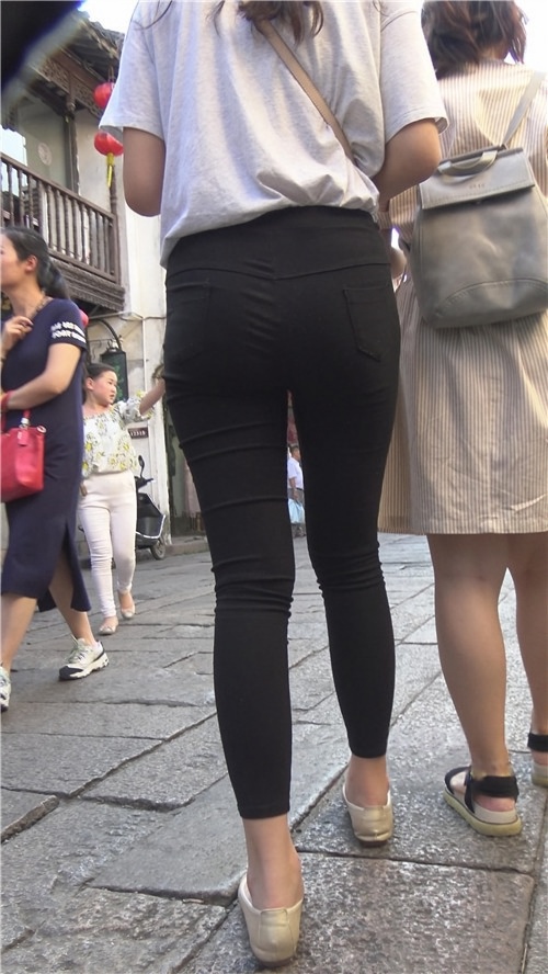 黑色紧身裤妹子[990M/MP4]
