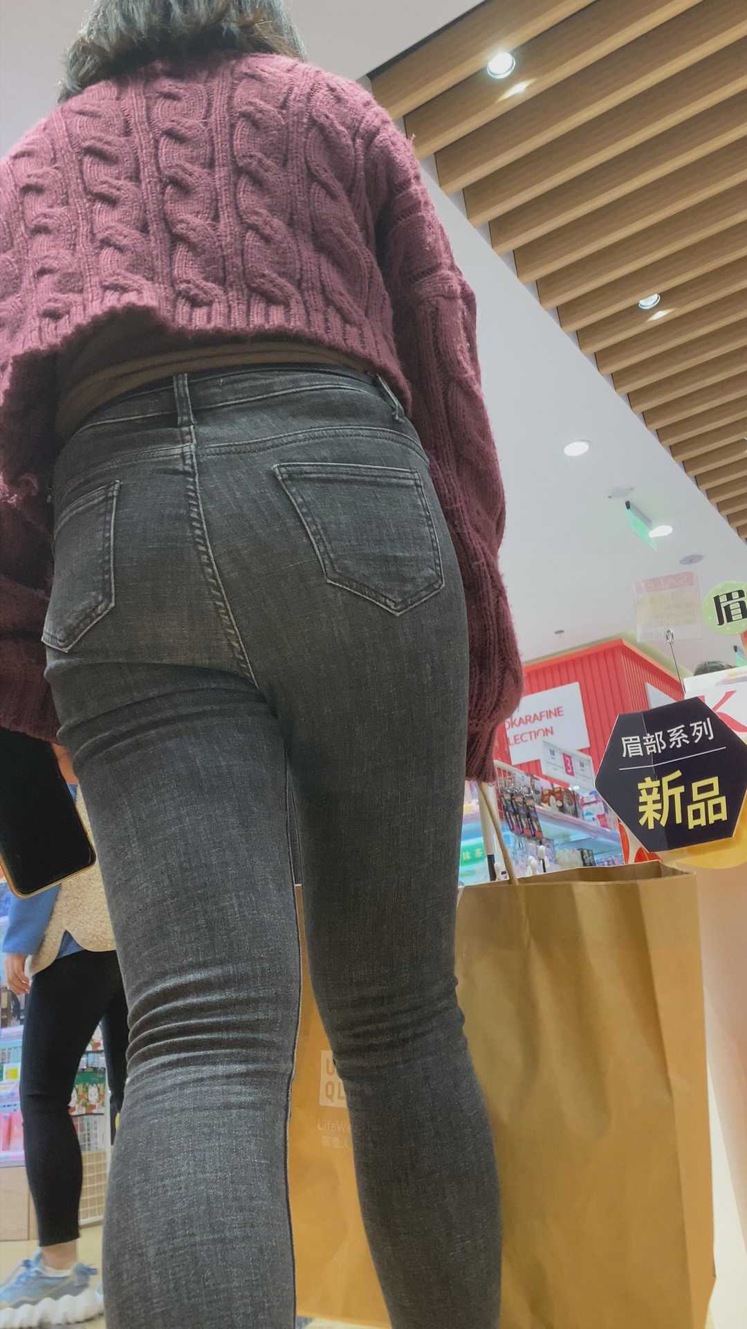 【积分139】紧身灰牛仔饱满美臀小妹