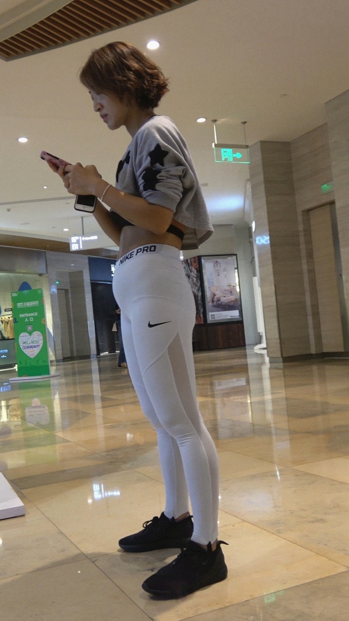 4K-商场白色瑜伽裤极品丰满前三角圆臀美女第2季[1.23G/MP4]
