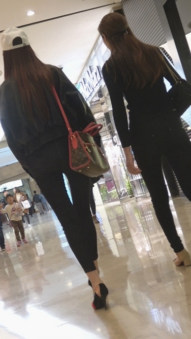 4K-街拍三个黑色紧裤极品长腿圆润翘臀美女