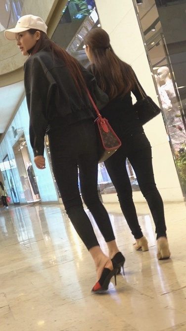 4K-街拍三个黑色紧裤极品长腿圆润翘臀美女
