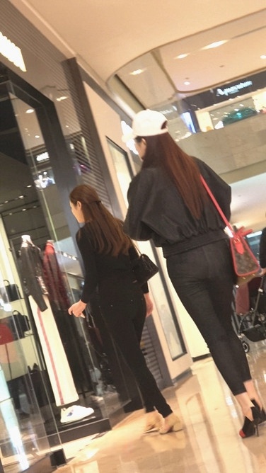 4K-街拍三个黑色紧裤极品长腿圆润翘臀美女