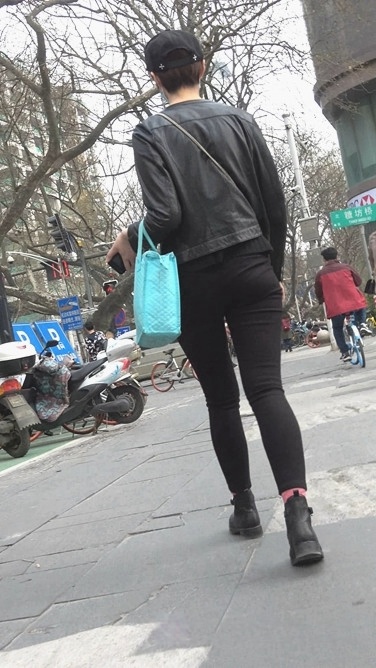 4K-街拍三个黑色紧裤极品长腿圆润翘臀美女
