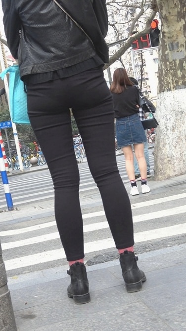 4K-街拍三个黑色紧裤极品长腿圆润翘臀美女