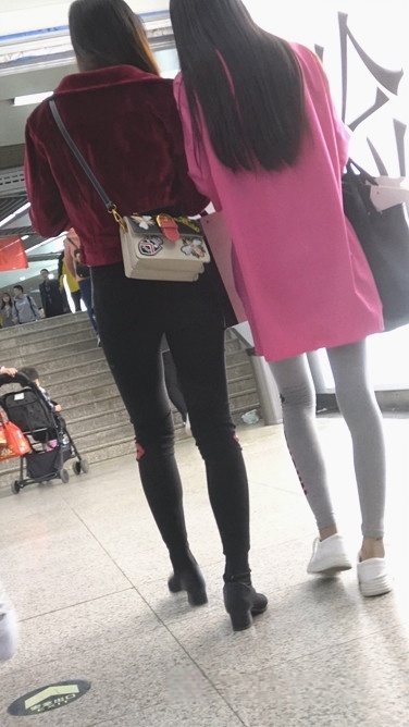 4K-街拍三个黑色紧裤极品长腿圆润翘臀美女