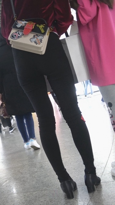 4K-街拍三个黑色紧裤极品长腿圆润翘臀美女