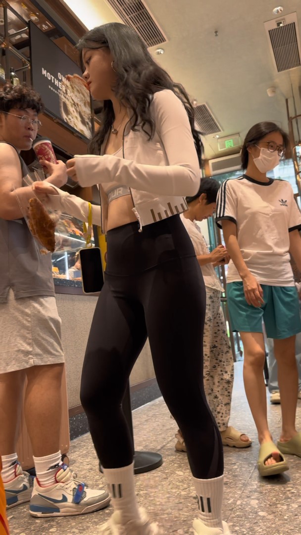 【50积分】脸蛋精致身材火辣的翘臀紧身美女