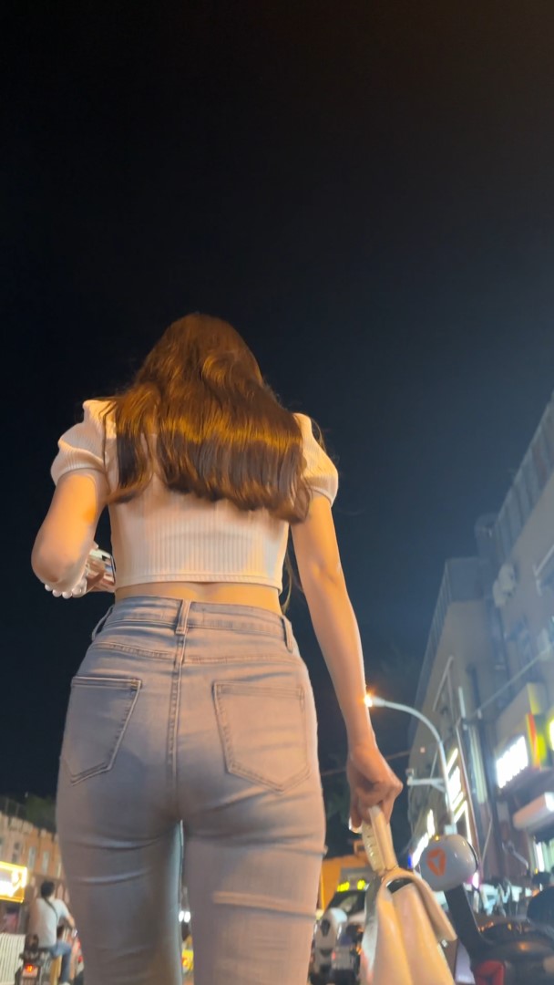 夜晚偶巨臀浅蓝色牛仔裤走的急【MP4/2.03G】